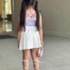 ⁦طقم قطعتين جيبة بليسيه أبيض وتوب حمالة لافندر⁩ - الصورة ⁦2⁩